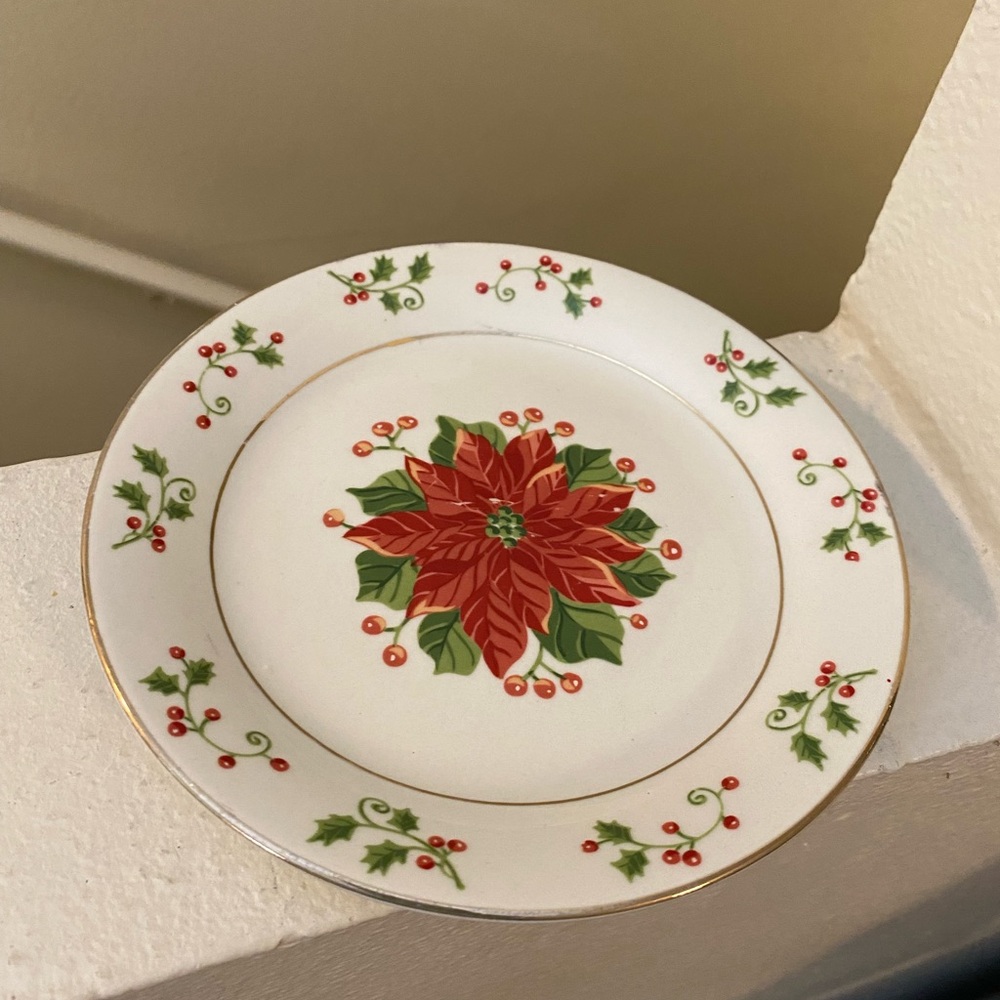 Gibson Poinsettia Christmas Salad Plates. Set of 4. Never Used.